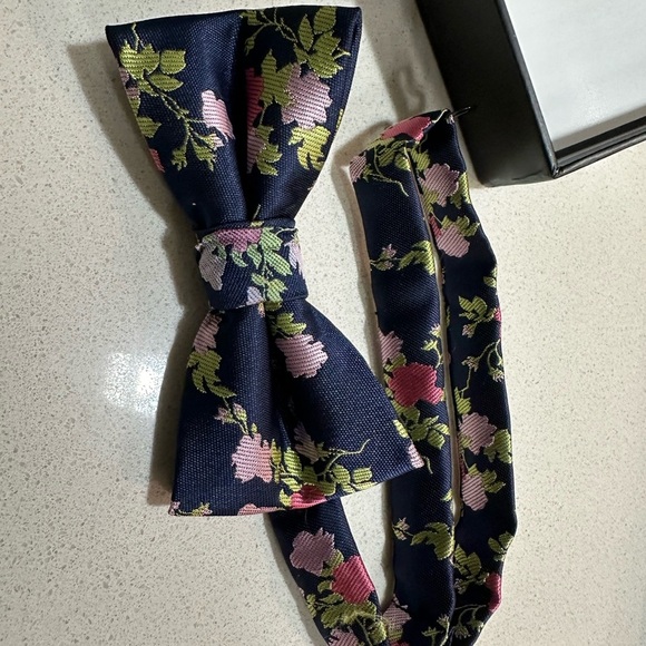 Deux par deux childrens bow tie floral print EUC in box - Picture 4 of 9